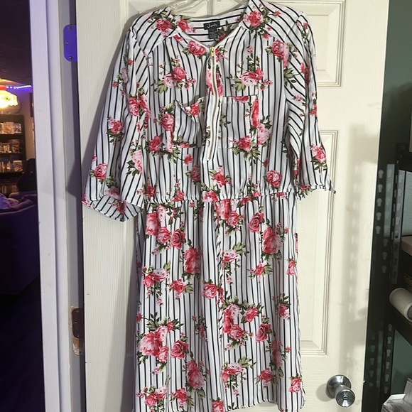 Justify Dresses & Skirts - Justify White/Black Striped Floral Front Zipper Dress Size 1x